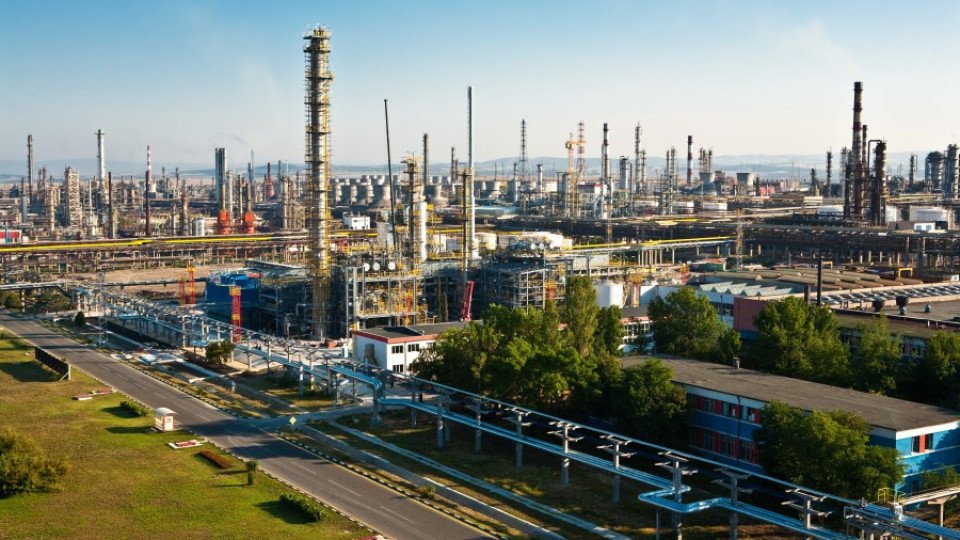 Сделката за „Лукойл“ за 20 млрд. долара виси: САЩ бавят продажбата, а рафинерията в Бургас остава под въпрос