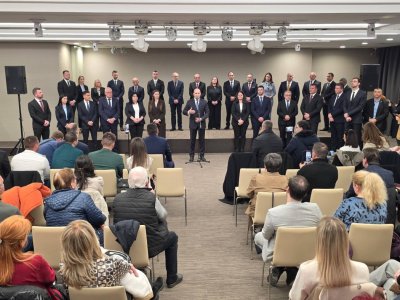 Препълнена зала в Бургас: Радев с директен удар по &bdquo;скритите милиони&ldquo;