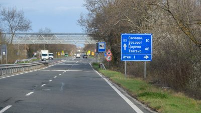 Шофьорите недоволстват: Ремонтират пътя Созопол - Приморско, а Бургас - Созопол остава разбит