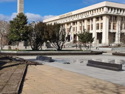 Бургас сменя платформите на площад &bdquo;Тройката&ldquo;: Дървото сдаде багажа след влажната зима