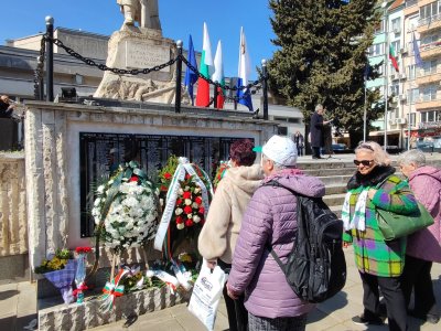 Бургас отбеляза Деня на Тракия с церемония и поднасяне на венци