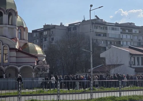 Празнична атмосфера в Бургас: Хората изпълниха църквите