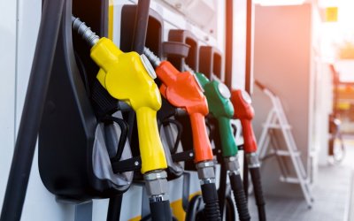 Цените на горивата достигат прага за компенсации