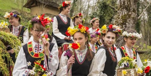 Лазаровден: Oбичаи, лазарки и вярването, че &bdquo;се пускат умрелите&ldquo;