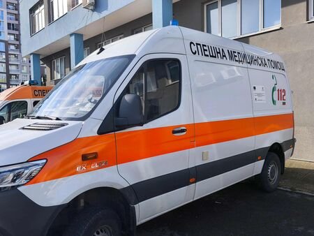 Пешеходец пострада в центъра на Бургас: Кола го блъсна на заден ход