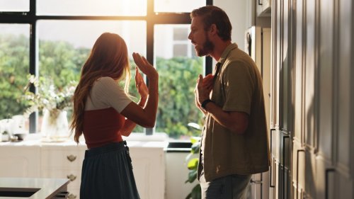11 признака, че властната му майка още управлява връзката ви