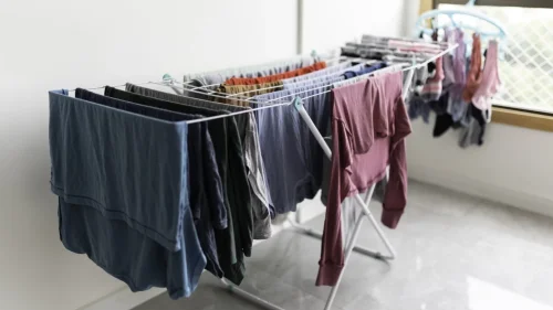 Дрехите не съхнат с дни? Един прост трик съкращава времето у дома