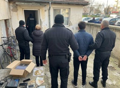 Задържани в &bdquo;Победа&ldquo;: Майка и син водели списъци за купуване на гласове