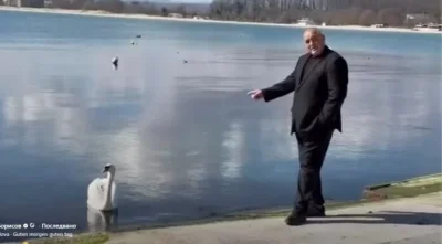 Борисов се снима с лебед в Приморско - &bdquo;Красивият войн&ldquo; стана хит в мрежата (ВИДЕО)