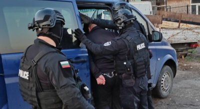 Акция в Бургас: Пликове с по 50 евро и списъци за изборите