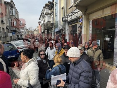 Огромни опашки от украинци пред полицията в Бургас