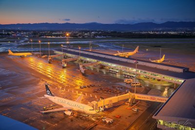 Дрон блокира небето над летище София