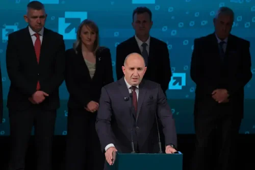 Румен Радев с тежки обвинения: 17 милиона за война, докато хората обедняват (СНИМКИ)