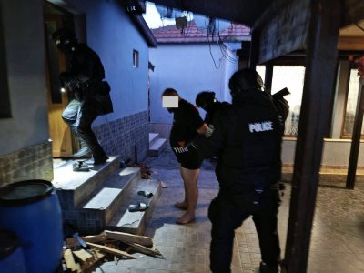 МВР в мащабна акция: Задържани, пари и списъци с имена в цялата страна