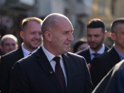 Силен прием за Радев в Бургас: Призиви &bdquo;Разбийте модела!&ldquo;