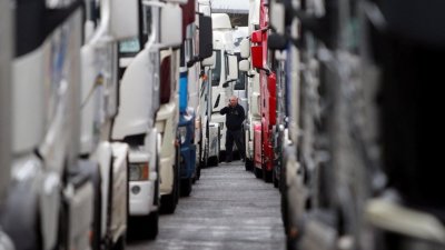 Кризата с горивата ескалира: Превозвачи предупреждават за фалити и по-скъпи стоки