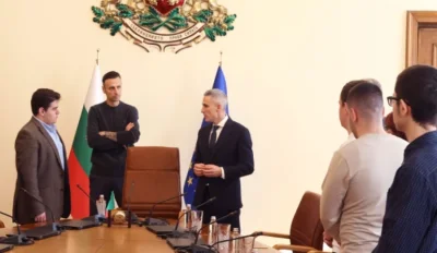 Ученици от Бургас влязоха в Министерския съвет