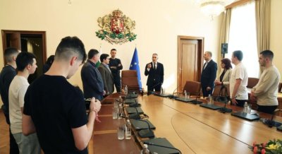 Ученици от Бургас влязоха в Министерския съвет: Премиерът и Бербатов ги призоваха да бъдат активни
