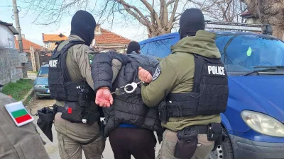 Акция &bdquo;Купен вот&ldquo; в Карнобат: Осем задържани, открити 13 000 евро и списъци с имена