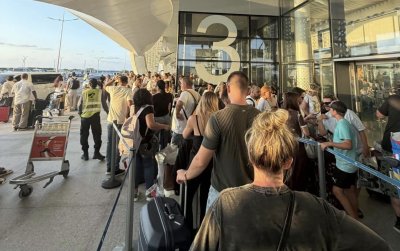 Българи са блокирани в Дубай: Полетите са отменени, а летището е препълнено