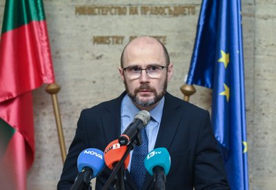 Правосъдният министър към прокуратурата: Показвате &bdquo;Осемте джуджета&ldquo; избирателно, къде са номерът на делото и прокурорът?