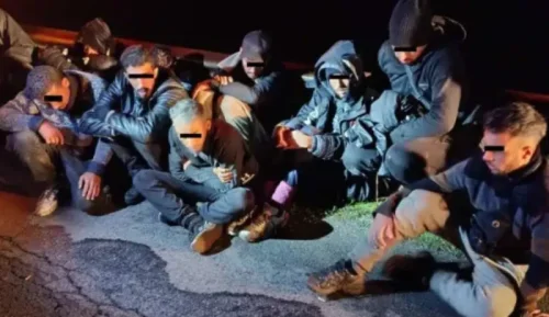 Изтощени и обезводнени: Задържаха 33-ма мигранти в микробус на входа на Бургас