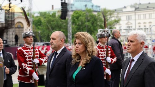 Държавното ръководство почете Деня на победата и Деня на Европа пред Паметника на Незнайния воин