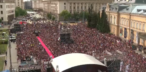 София празнува победата на DARA: Хиляди се събраха в центъра (ВИДЕО)