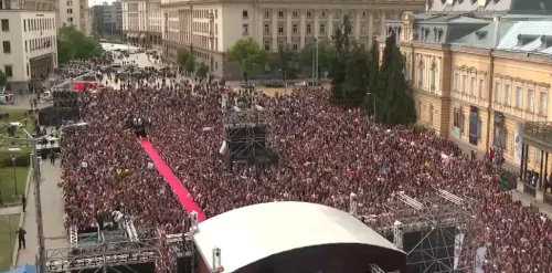 София празнува победата на DARA: Хиляди се събраха в центъра (ВИДЕО)