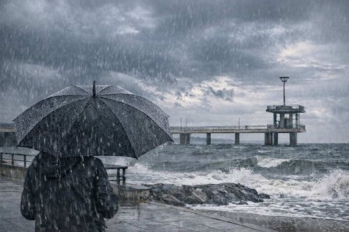 НИМХ предупреди за интензивни валежи в Източна България