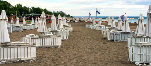 До 23 евро за чадър и шезлонг по Черноморието: плажовете стигат тавана на цените