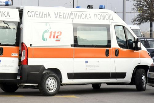 19-годишна шофьорка в критично състояние след удар в дърво край Карнобат