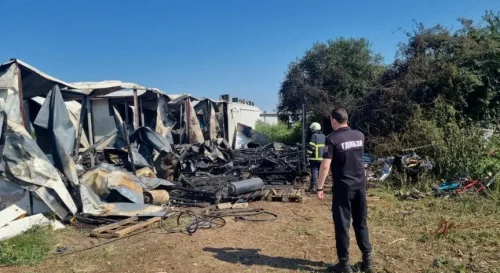 Голям пожар край Черноморец изпепели три бунгала и каравана, туристи са евакуирани