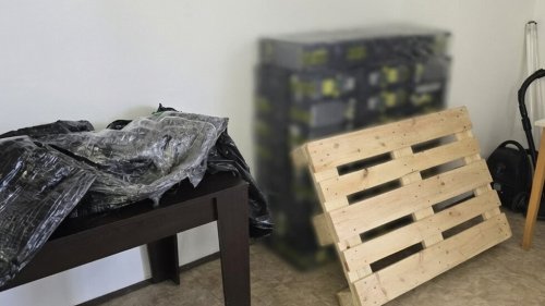 Половин тон &bdquo;райски газ&ldquo; на палет в Созопол: полицията задържа седем души
