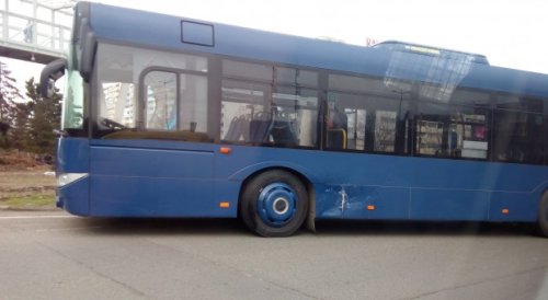 Автобус и кола се удариха на кръговото при &bdquo;Мираж&ldquo; в Бургас: трафикът блокира в три посоки