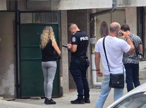 Извънредно в Бургас: Криминалисти нахлуха в жилищна сграда