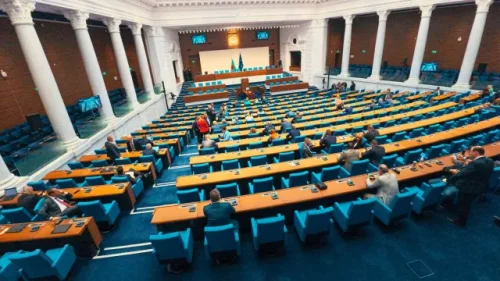 Депутатските заплати скочиха отново след новите данни на НСИ