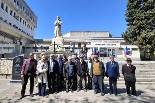Бургас посрещна Гергьовден с военни почести и фолклорна програма