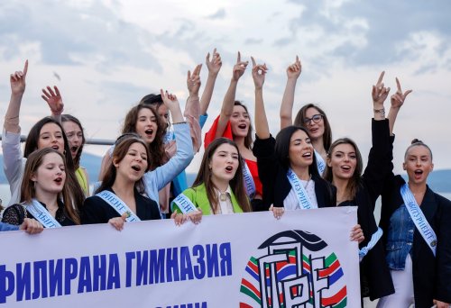Бургас изпраща 2398 абитуриенти: Морската градина става сборен пункт, полицията излиза с камери по пътя към Слънчев бряг