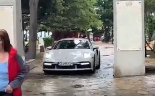 Скандал в Созопол! Полицията разследва Porsche, преминало през пешеходната зона (ВИДЕО)