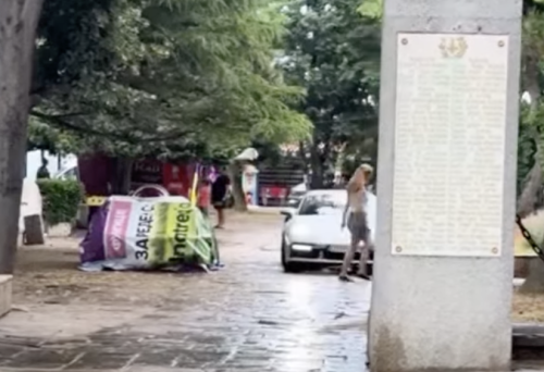 Джип със софийски номера мина през пешеходна зона в Стария Созопол