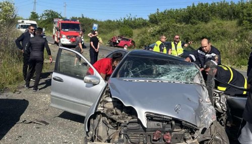 Жена се бори за живота си след челен удар между кола и камион край Бургас