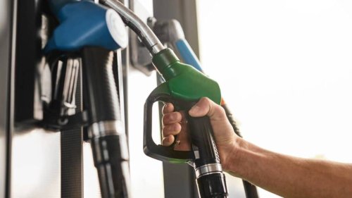 Лоша новина за шофьорите: Дизелът поскъпна с над 17% за месец