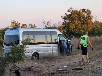 Тежка катастрофа на пътя Крушевец&ndash;Маринка: пожарникари режат ламарини, двама са в тежко състояние