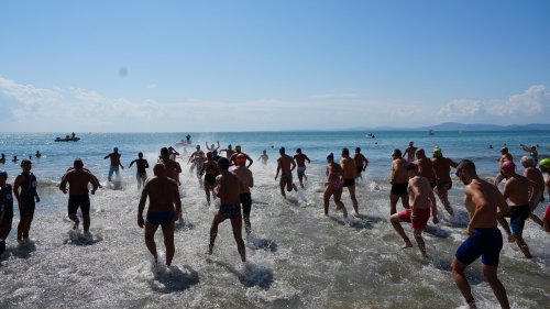 170 смелчаци покориха бурното море в Поморие