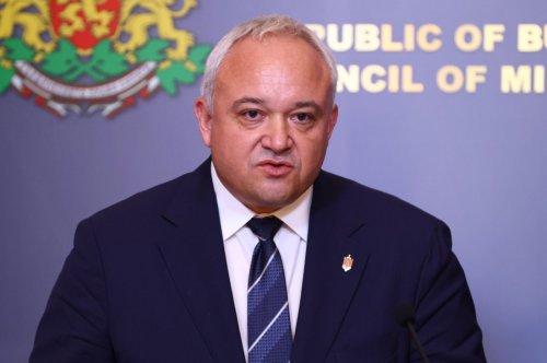Демерджиев под натиск в парламента: Твърдения за мантинели и частни полети стигат до пленарната зала