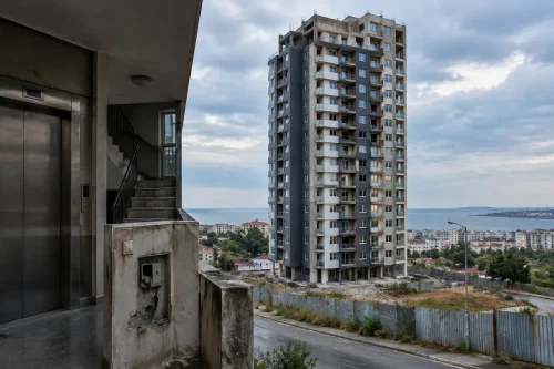 Собствениците на Небостъргача в Бургас искат съдебни срокове