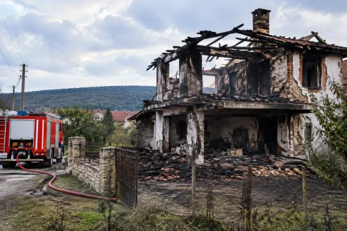 Пожар изпепели двуетажна къща в Балабанчево