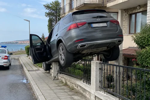 Mercedes GLE увисна на ограда до къща в Несебър