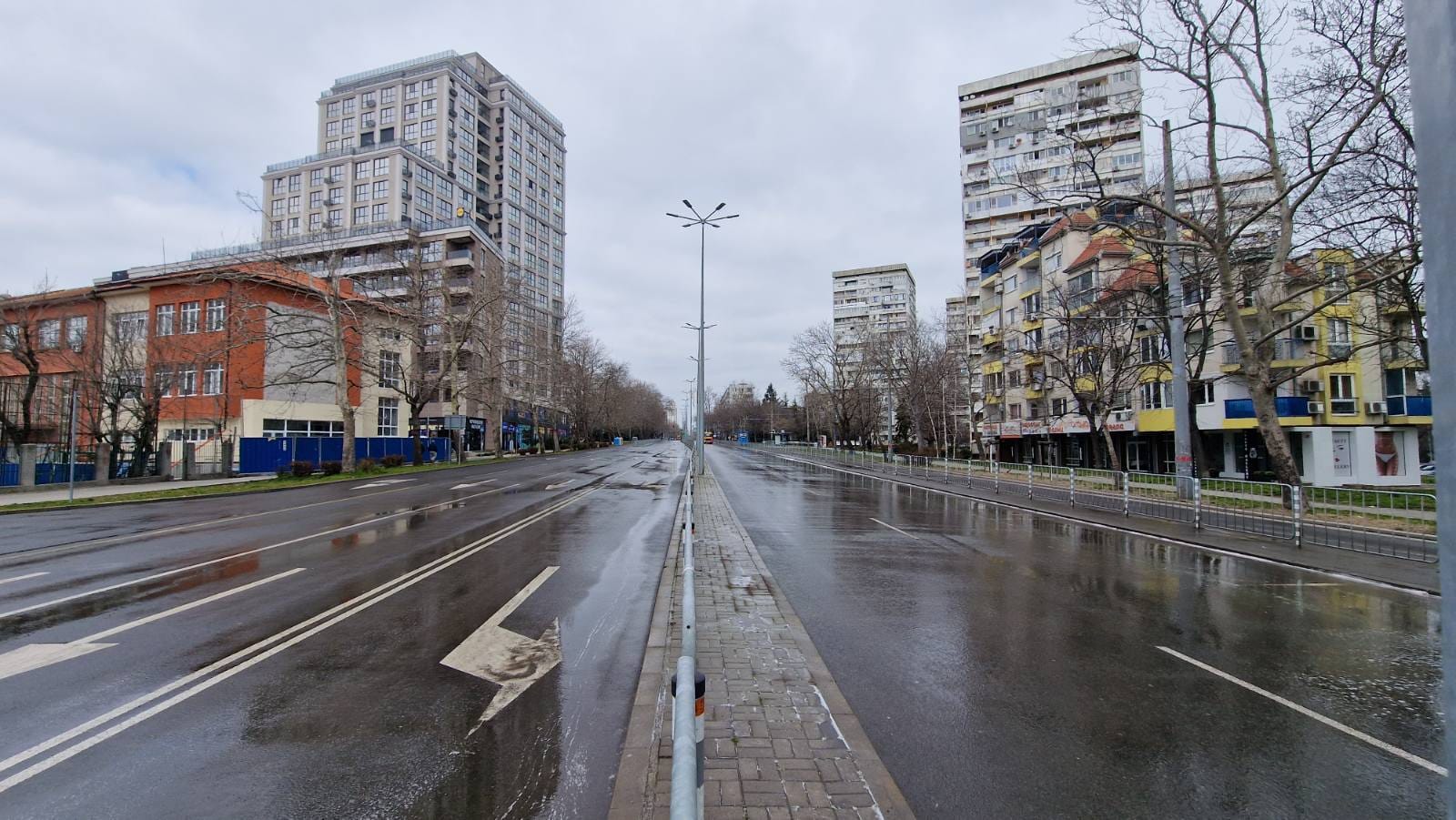 Мащабно почистване на бул. „Демокрация“ в Бургас (СНИМКИ)